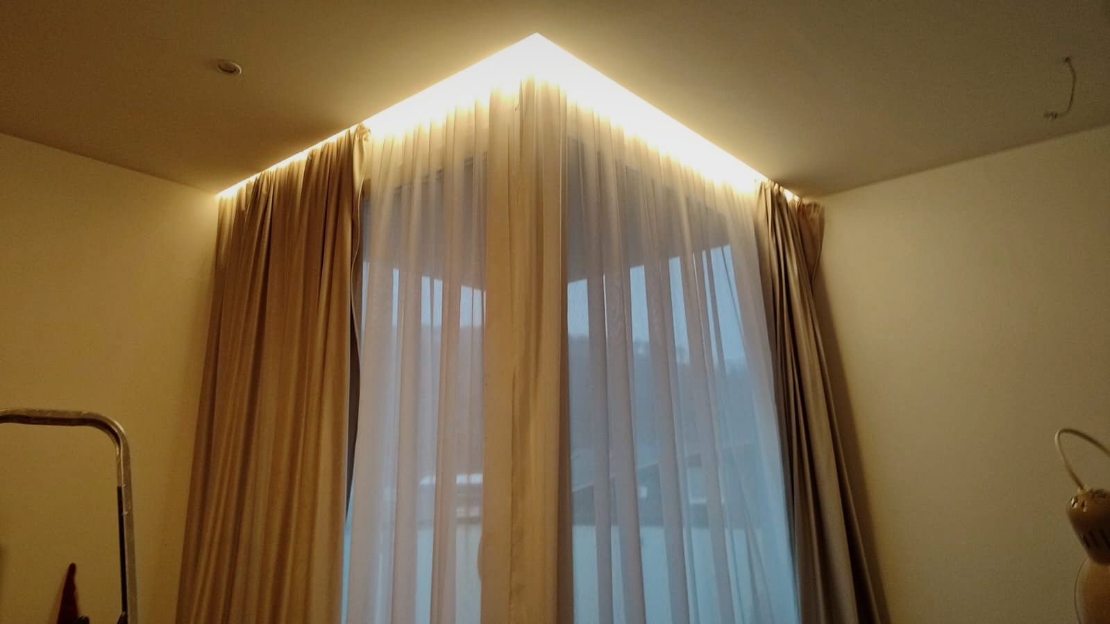 Nepriame LED osvetlenie v podhľade nad oknom